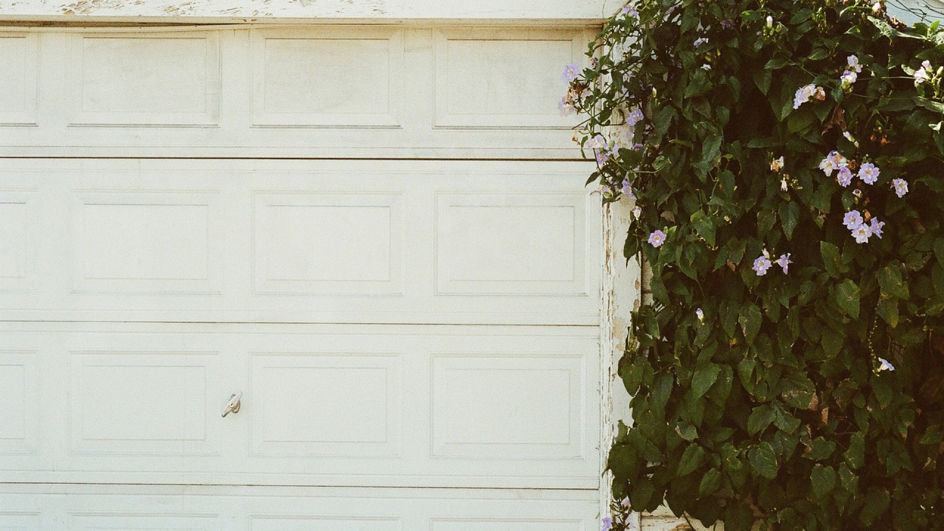 Votre porte de garage enroulable est coincée ? Des professionnels sont là pour vous aider !